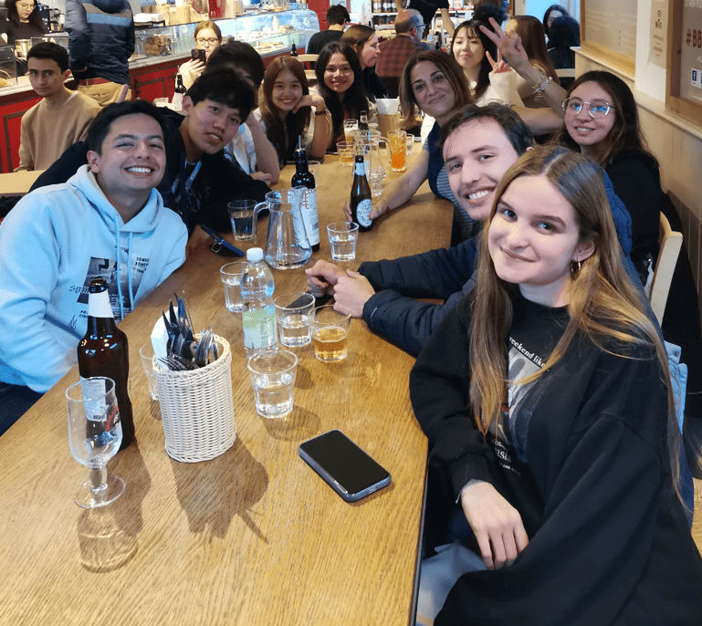 Rebeca Duriga and a group of students in Oxford.