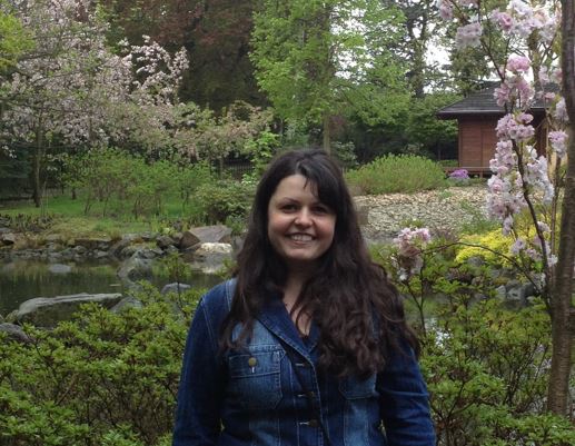 Rebeca Duriga smiling in a green area.
