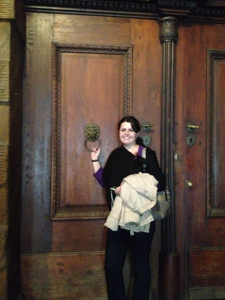Rebeca Duriga in front of a big wooden door.